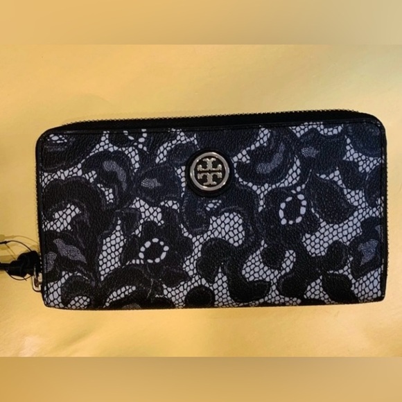 ISO Tory Burch Robinson Lace Wallet - Picture 1 of 1